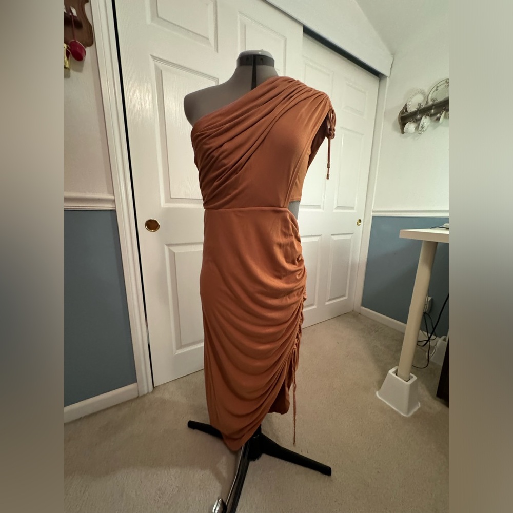 SIGNIFICANT OTHER - ONE SHOULDER MIDI DRESS - Picture 2 of 9